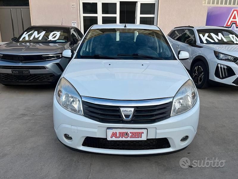 Begagnad Dacia Sandero Lauréate 70 HK (51 kW) 2010 Vit Sedan