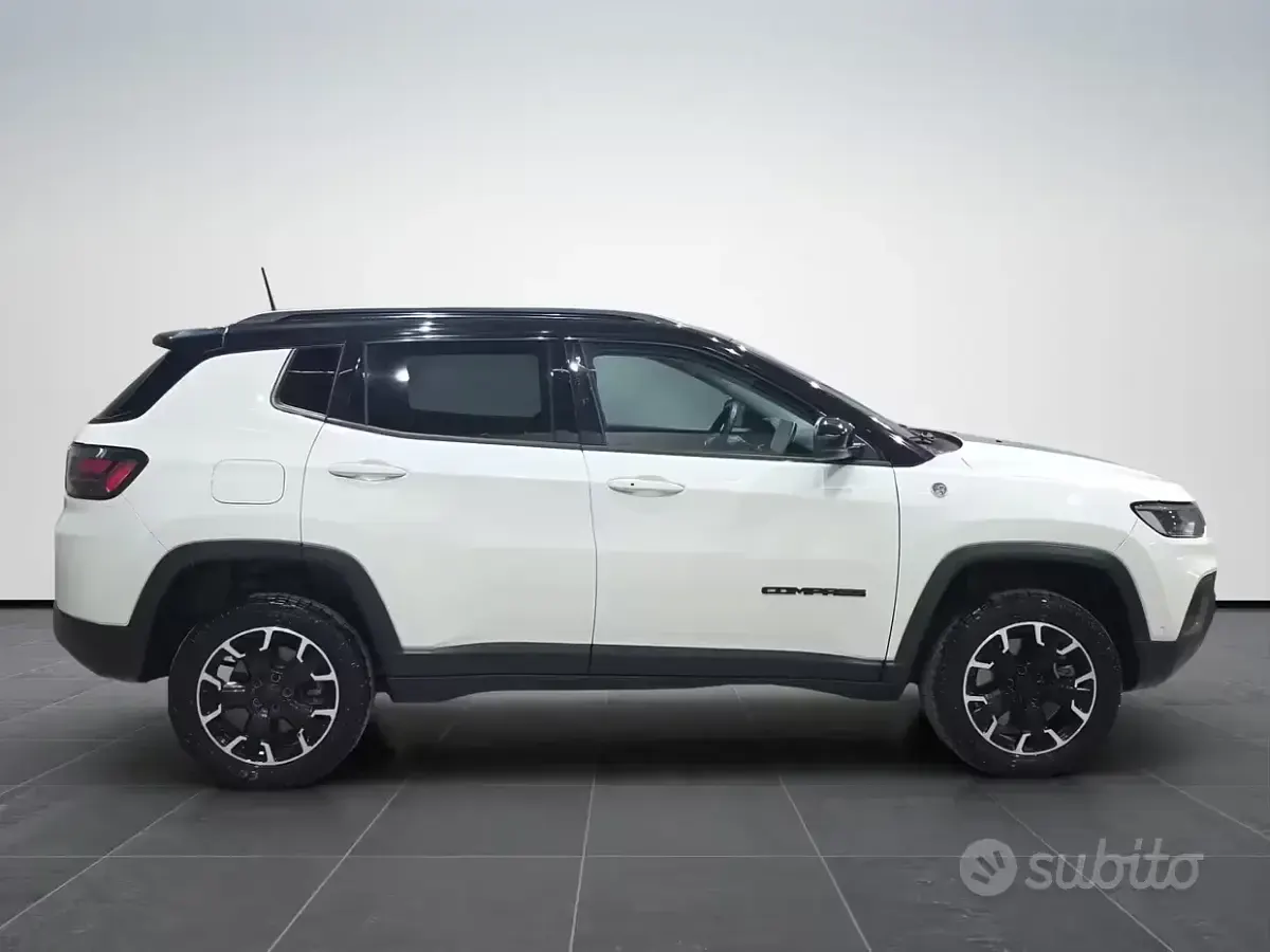 Usata Jeep Compass Trailhawk 179 CV (131 kW) 2023 Bianco / tetto nero SUV