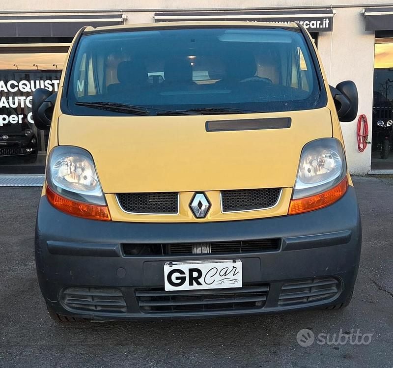 Usata Renault Trafic 100 CV (73 kW) 2006 Giallo Monovolume