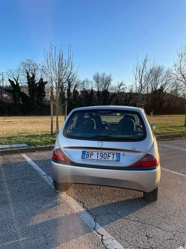 Usata Lancia Ypsilon 86 CV (63 kW) 2001 Argento Utilitaria