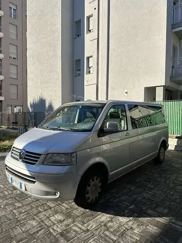 Usata VW Caravelle 102 CV (75 kW) 2007 Grigio Furgone