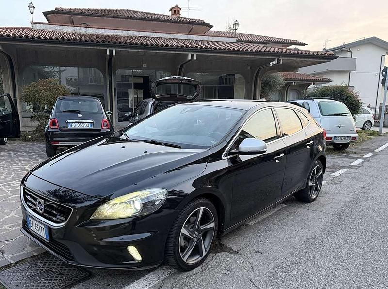 Usata Volvo V40 R-Design Kinetic 114 CV (83 kW) 2015 Nero Berlina