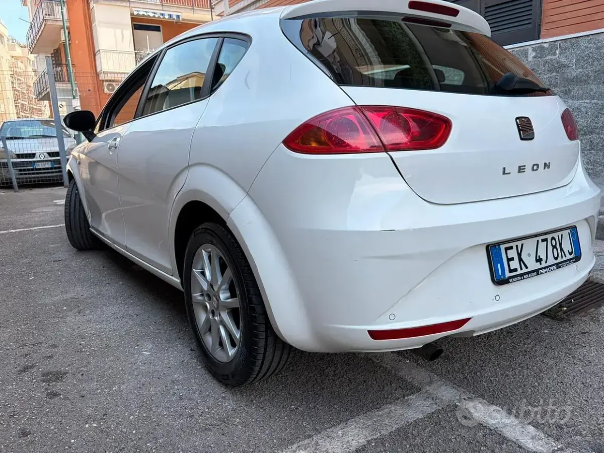 Usata Seat Leon Style 105 CV (77 kW) 2011 Bianco Utilitaria