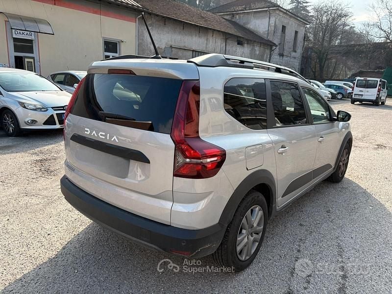 Usata Dacia Jogger Essentiel 101 CV (74 kW) 2023 Grigio Monovolume
