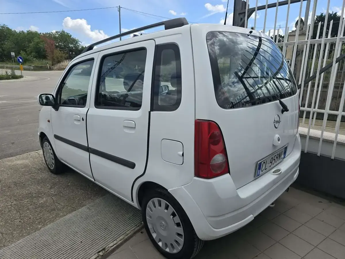Usata Opel Agila Edition 60 CV (44 kW) 2004 Bianco Monovolume