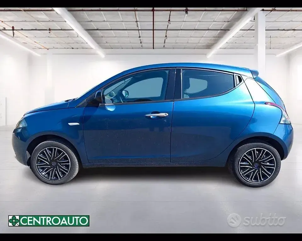 Usata Lancia Ypsilon Gold 70 CV (51 kW) 2024 Bluazzurro Utilitaria