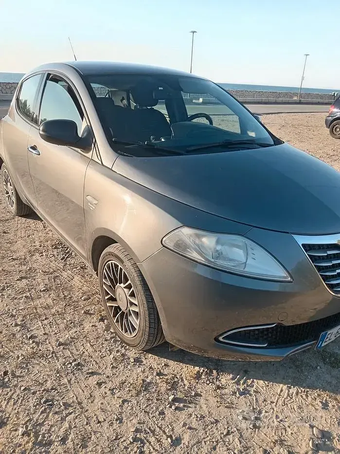 Usata Lancia Ypsilon 69 CV (50 kW) 2012 Grigio Utilitaria
