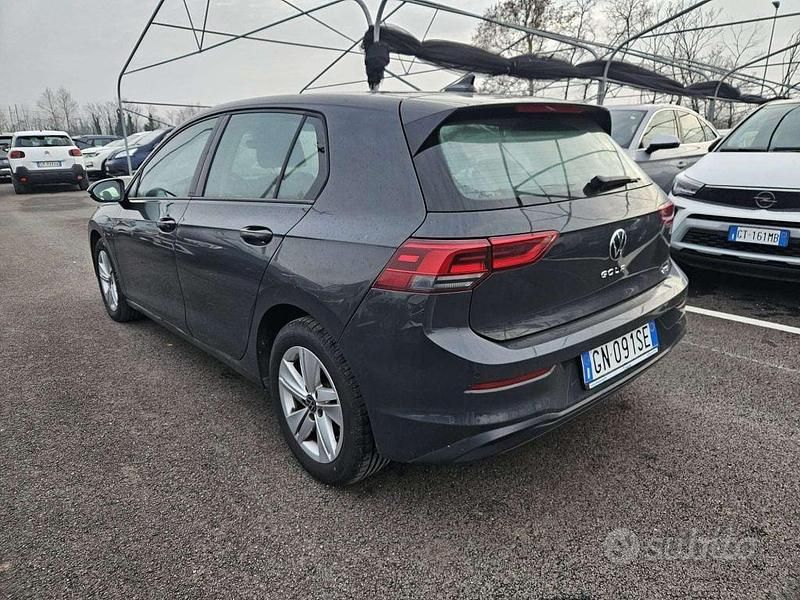 Usata VW Golf VIII Life 110 CV (80 kW) 2023 Grigio Berlina