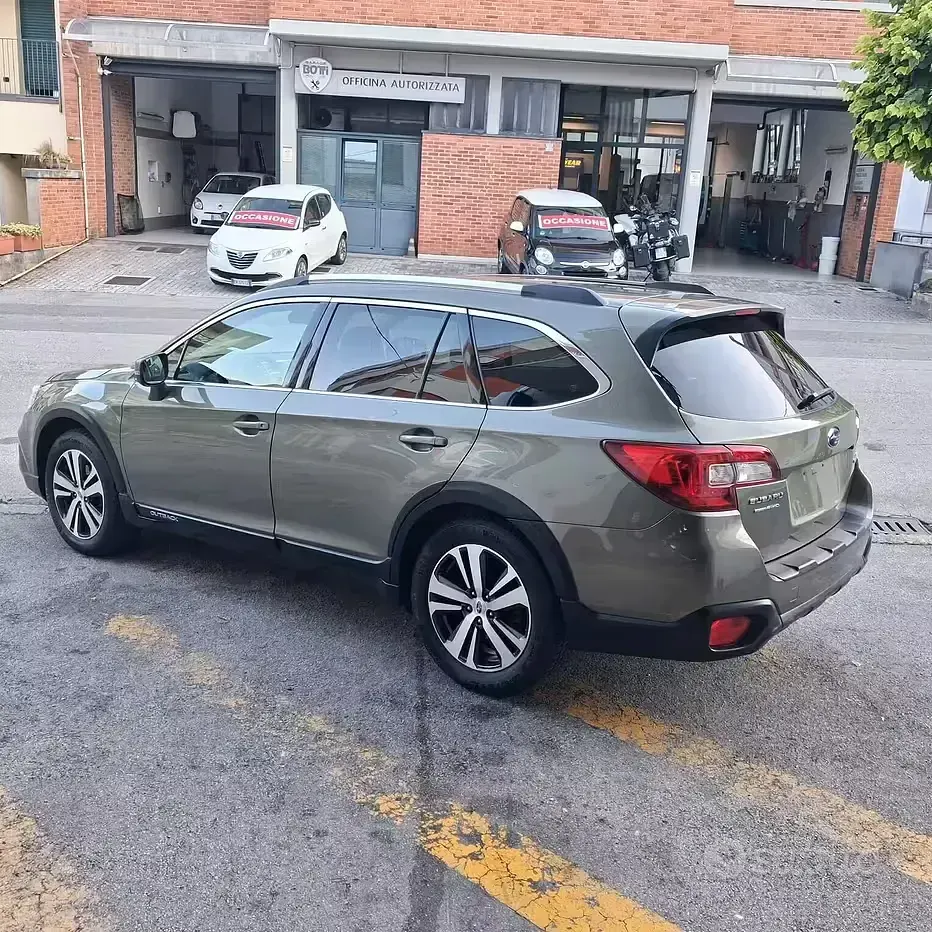 Usata Subaru Outback Premium 175 CV (128 kW) 2020 Verde Station wagon