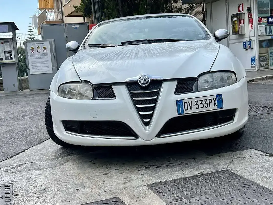 Usata Alfa Romeo GT Distinctive 140 CV (102 kW) 2009 Bianco Coupé