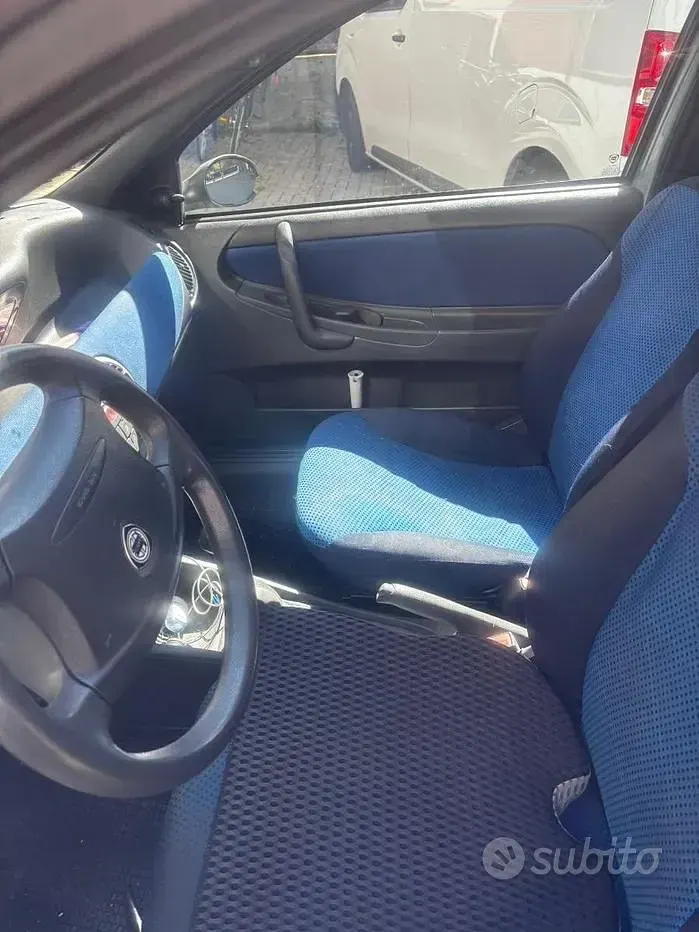 Usata Lancia Ypsilon 60 CV (44 kW) 2003 Blu Utilitaria