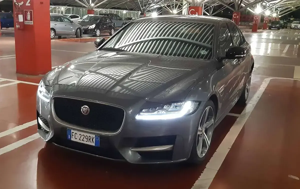 Usata Jaguar XF R-Sport 300 CV (220 kW) 2016 Grigio Berlina