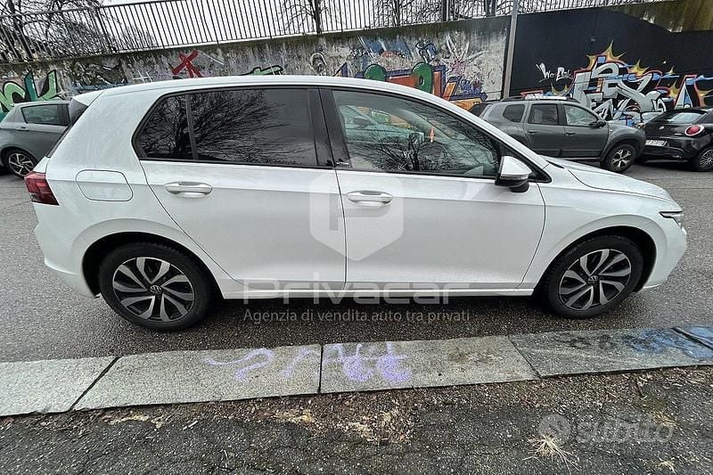 Usata VW Golf VIII Life 116 CV (85 kW) 2022 Bianco Utilitaria