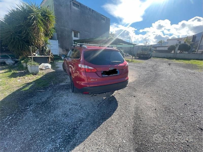 Begagnad Ford Focus Titanium 125 HK (91 kW) 2012 Röd Kombi