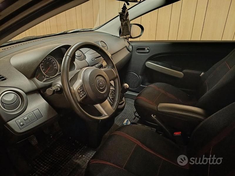 Usata Mazda 2 Sporty 84 CV (61 kW) 2011 Nero Utilitaria