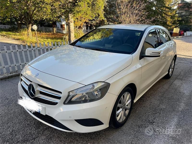 Bianco Usata 2014 Mercedes A200 Business Tre volumi | 12.100 € (Buon prezzo) - Immagine 1/4