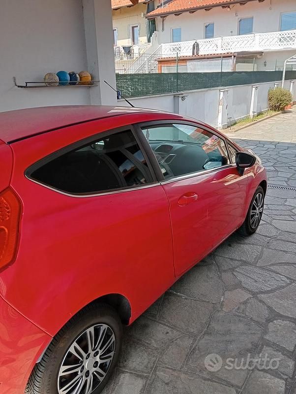 Usata Ford Fiesta 96 CV (70 kW) 2010 Rosso Utilitaria