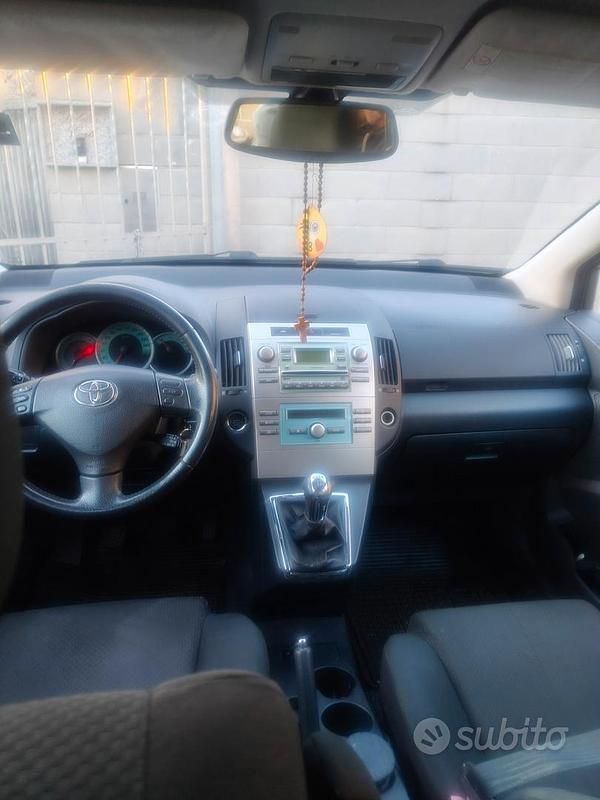 Usata Toyota Corolla Verso 2006 Grigio Monovolume