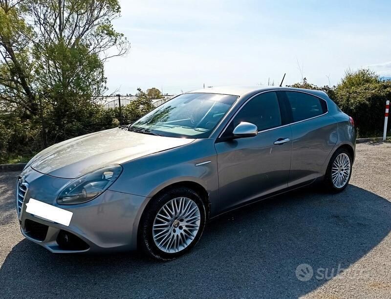 Grigio Usata 2012 Alfa Romeo Giulietta Due volumi | 5500 € (Buon prezzo) - Immagine 1/4