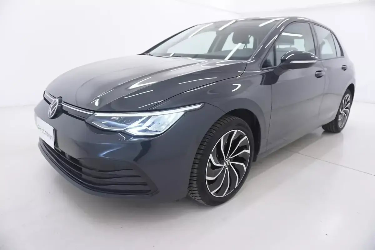 Usata VW Golf VIII Life 110 CV (80 kW) 2023 Grigiogrigio Berlina