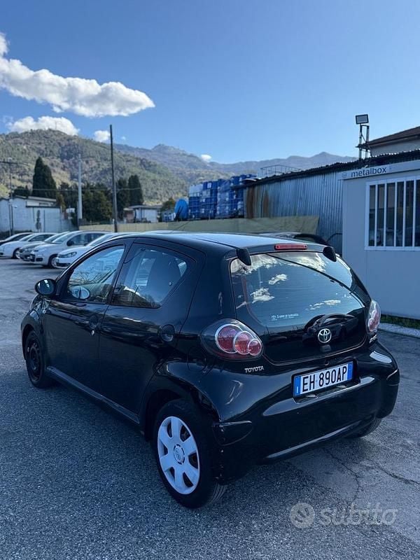 Usata Toyota Aygo 68 CV (50 kW) 2011 Nero Utilitaria