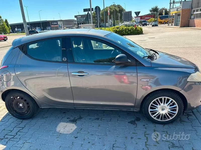 Usata Lancia Ypsilon 69 CV (50 kW) 2012 Grigio Utilitaria