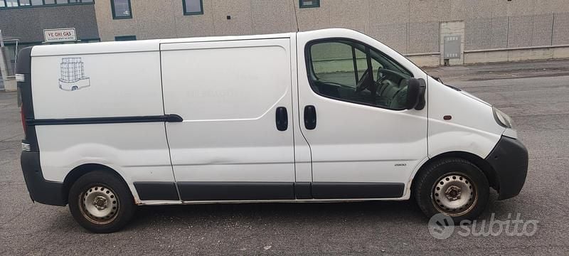 Usata Opel Vivaro 100 CV (73 kW) 2006 Bianco Monovolume