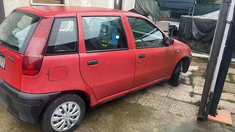 Begagnad Fiat Punto 54 HK (39 kW) 1998 Röd Sedan