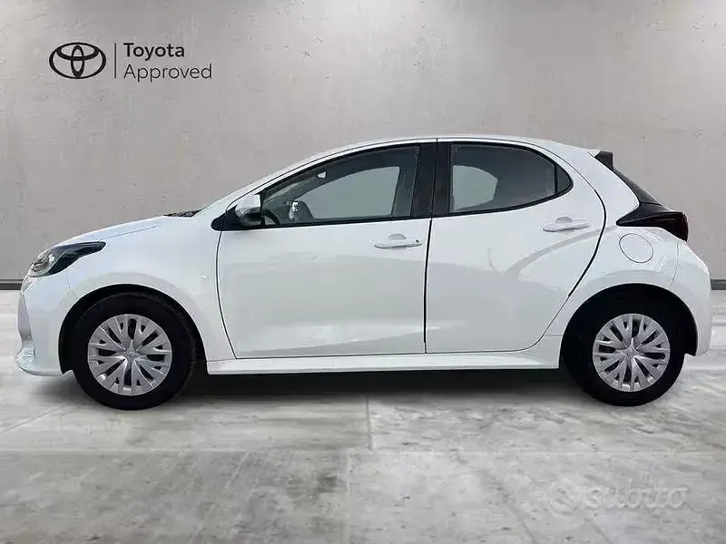 Usata Toyota Yaris Hybrid Active 116 CV (85 kW) 2023 Bianco Berlina