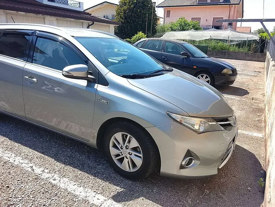 Usata Toyota Auris Hybrid Active 99 CV (72 kW) 2014 Grigio Station wagon