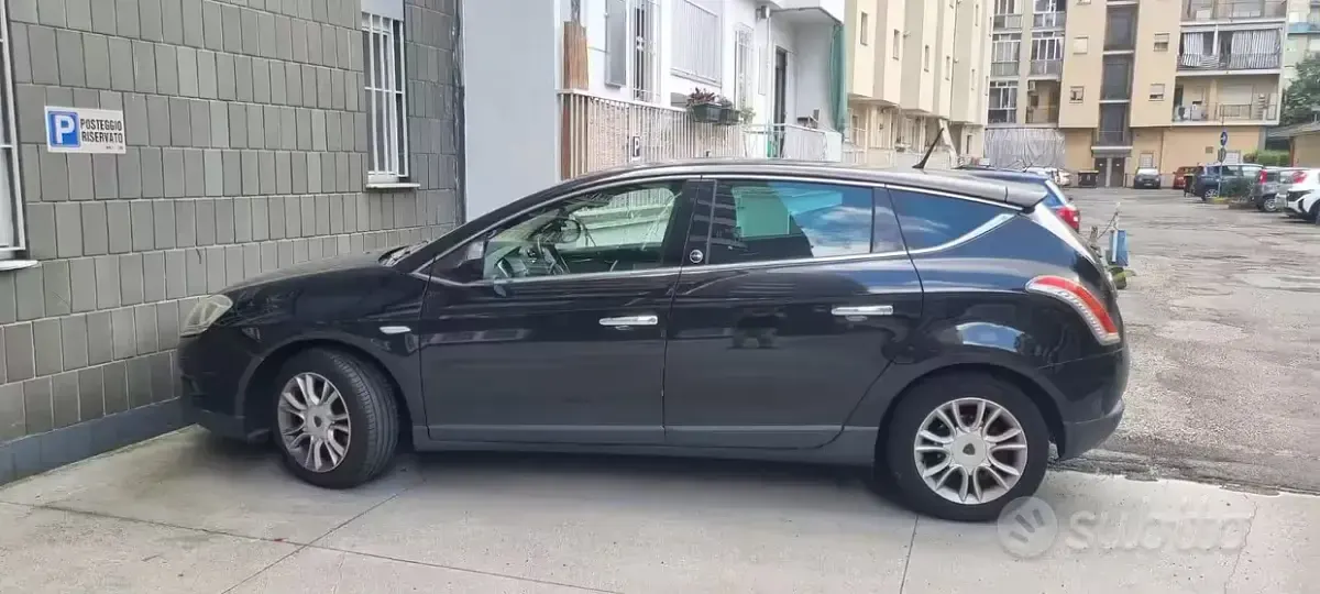 Usata Lancia Delta 120 CV (88 kW) 2012 Utilitaria
