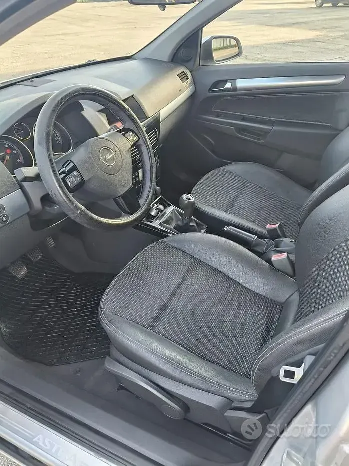 Usata Opel Astra Cosmo 101 CV (74 kW) 2008 Grigio Berlina