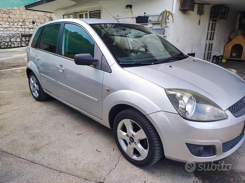 Usata Ford Fiesta 90 CV (66 kW) 2008 Grigio Utilitaria
