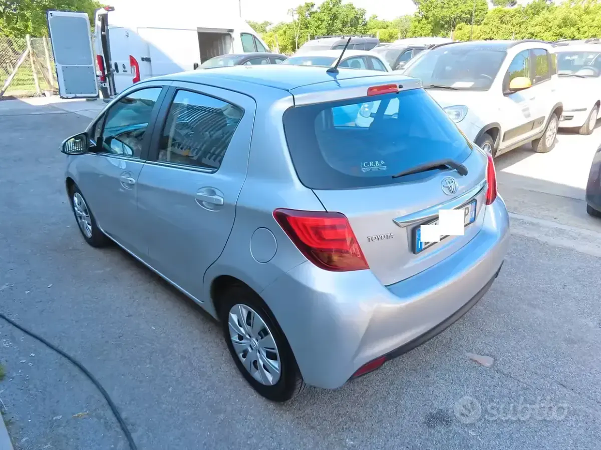 Begagnad Toyota Yaris Lounge 90 HK (66 kW) 2015 Grå Halvkombi