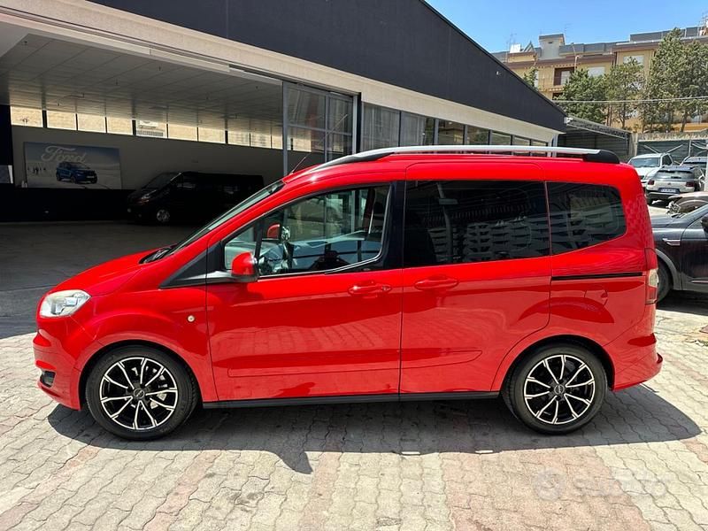Usata Ford Tourneo Courier Titanium 75 CV (55 kW) 2017 Rosso Monovolume