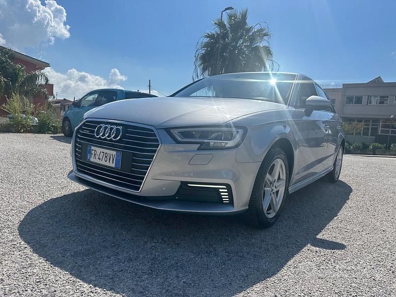 Argento Usata 2018 Audi A3 e-tron Premium Due volumi | 17.900 € (Buon prezzo) - Immagine 1/4