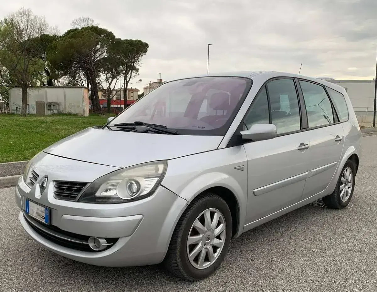 Usata Renault Grand Scénic II 111 CV (81 kW) 2009 Argento Monovolume