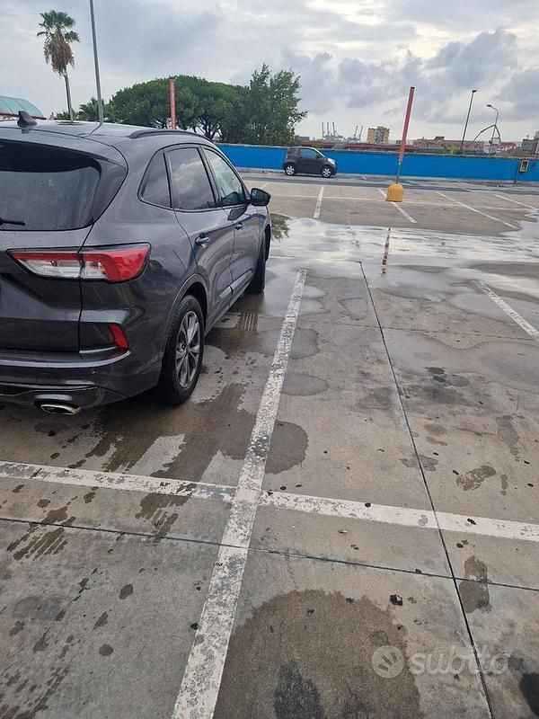 Usata Ford Kuga 120 CV (88 kW) 2022 Marrone SUV