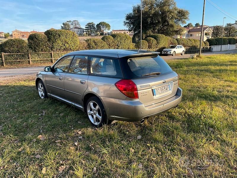 Usata Subaru Legacy 165 CV (121 kW) 2005 Grigio Station wagon