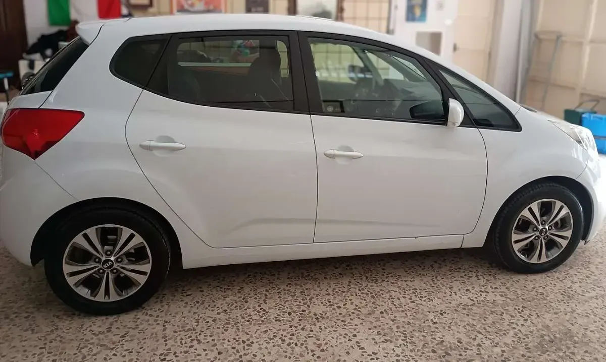 Usata Kia Venga 90 CV (66 kW) 2015 Bianco Utilitaria