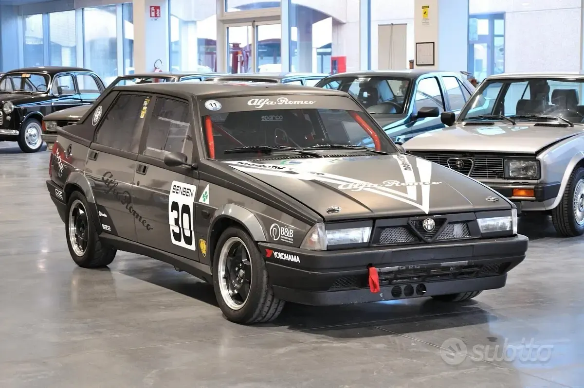 Usata Alfa Romeo 75 148 CV (108 kW) 1989 Grigio Berlina