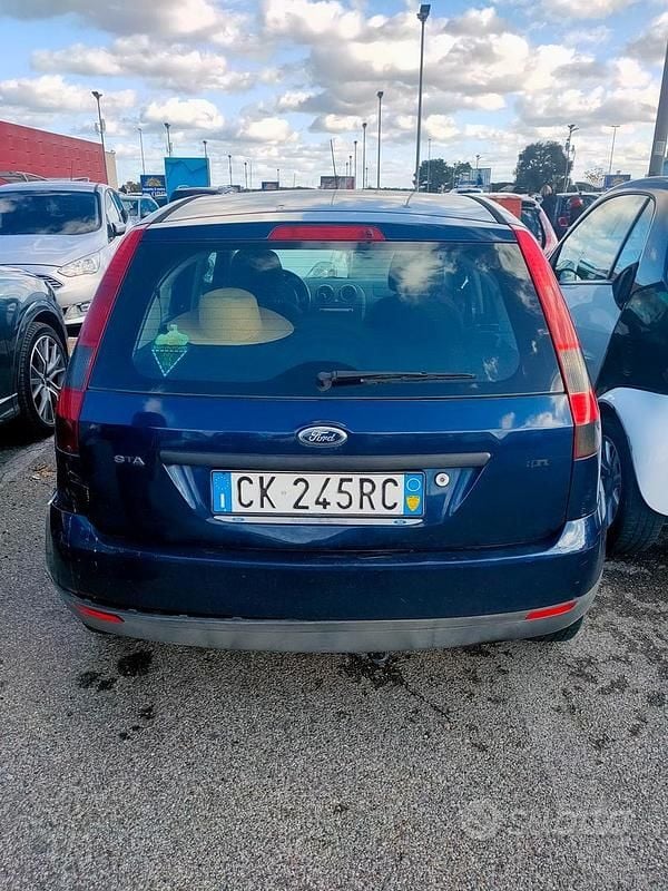 Usata Ford Fiesta 73 CV (53 kW) 2003 Blu Utilitaria