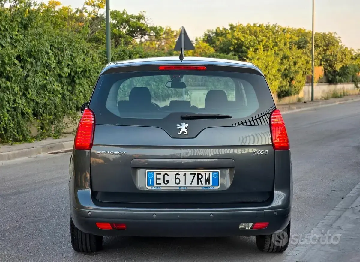 Usata Peugeot 5008 112 CV (82 kW) 2012 Grigio Monovolume