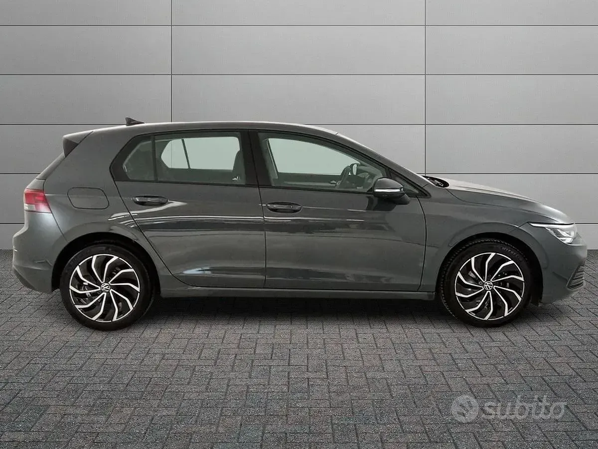Usata VW Golf VIII Life 110 CV (80 kW) 2022 Grigio Berlina