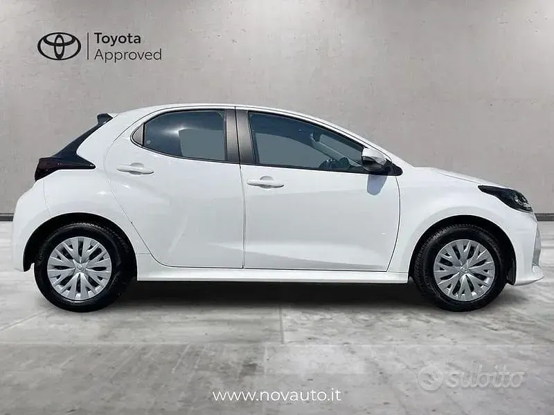 Usata Toyota Yaris Hybrid Active 116 CV (85 kW) 2024 Bianco Berlina