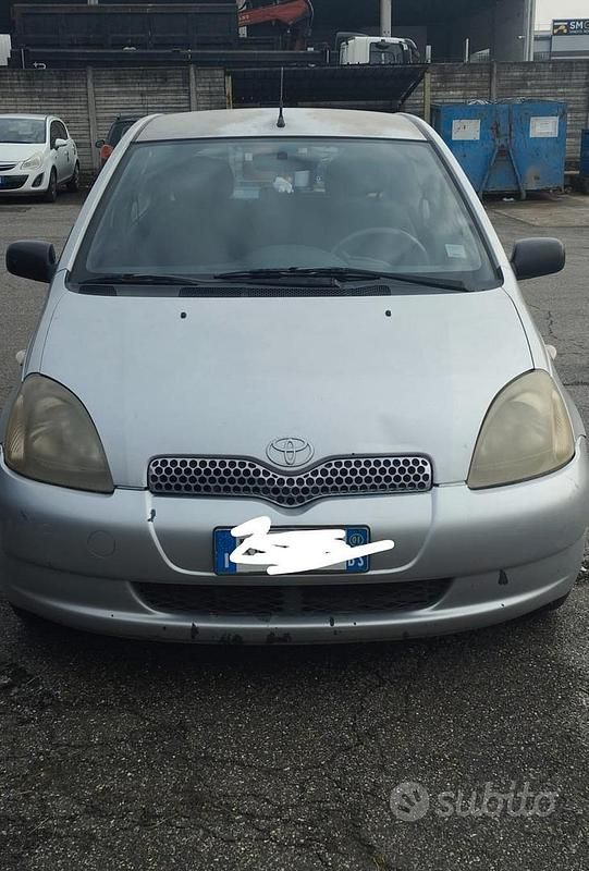 Usata Toyota Yaris 1999 Grigio Berlina