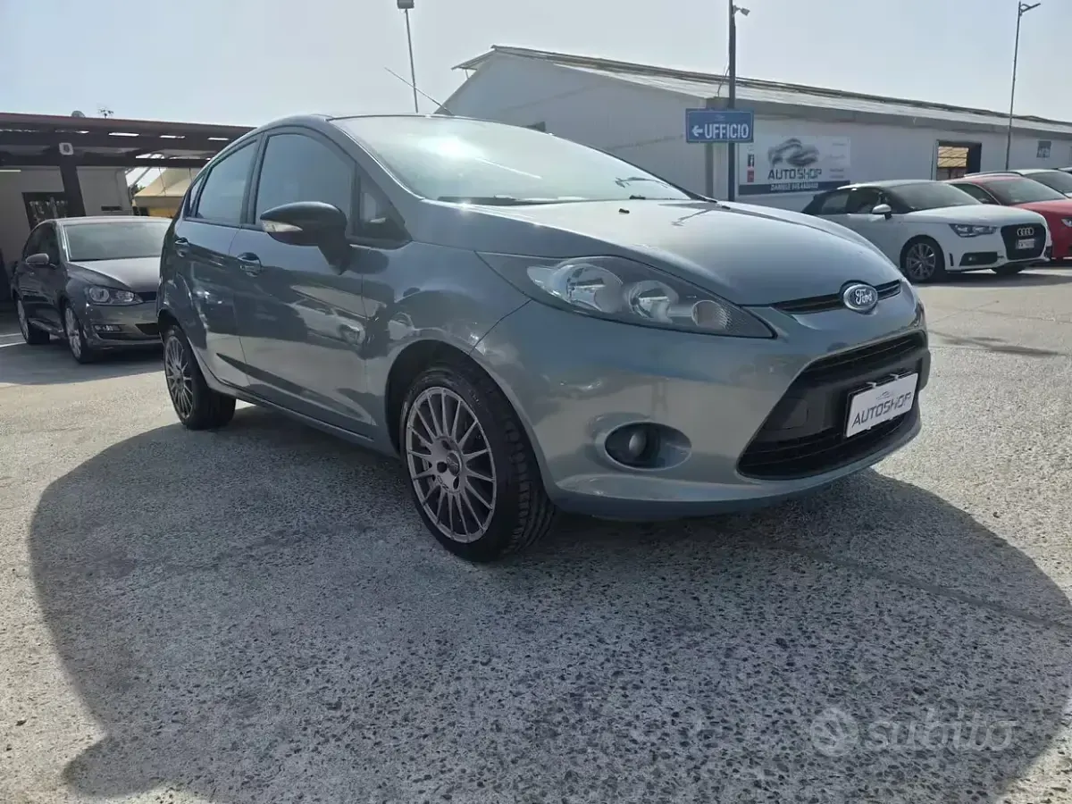 Usata Ford Fiesta Titanium 92 CV (67 kW) 2010 Blu Berlina