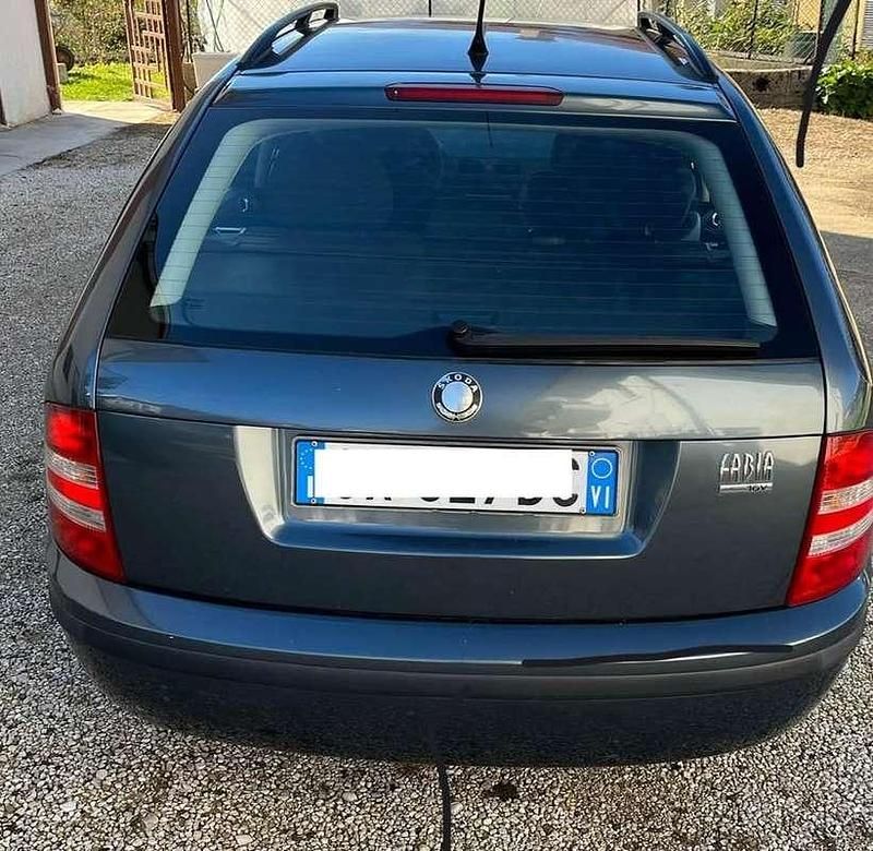 Usata Skoda Fabia Ambiente 75 CV (55 kW) 2005 Grigio Station wagon
