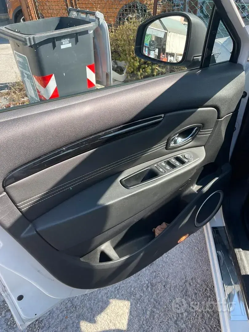 Usata Renault Scénic III 110 CV (80 kW) 2011 Bianco Monovolume