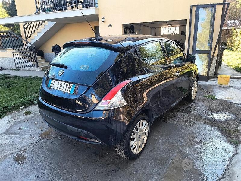 Usata Lancia Ypsilon 69 CV (50 kW) 2012 Blu Utilitaria